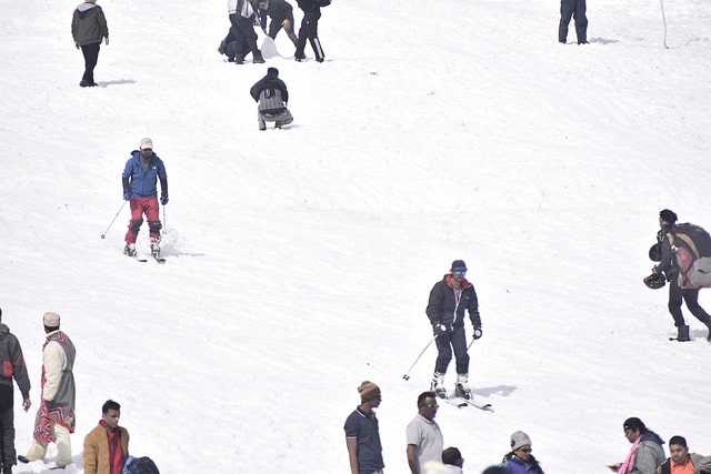 skiing - things to do in manali