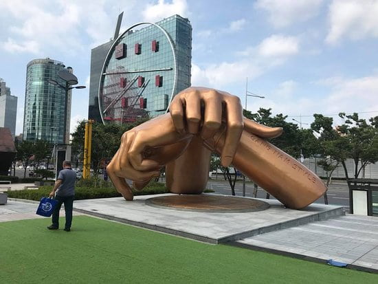 gangnam statue in seoul