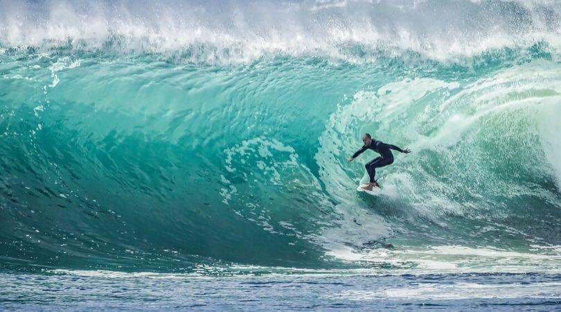 surfing in maldives